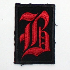 Декор нашивка  буква "B" (красная)